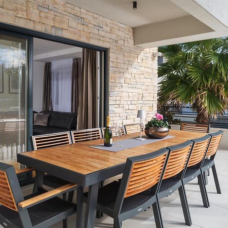 Villa Roca With Heated Pool And Sauna Привлака Экстерьер фото