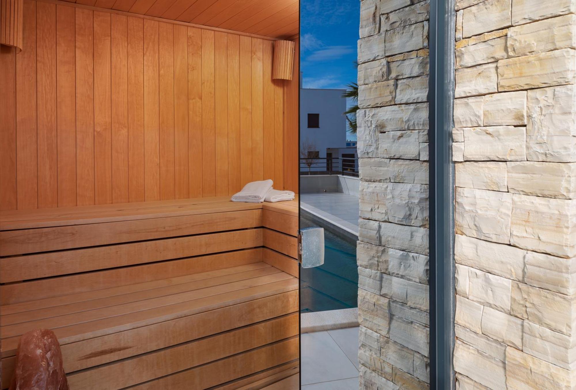 Villa Roca With Heated Pool And Sauna Привлака Экстерьер фото